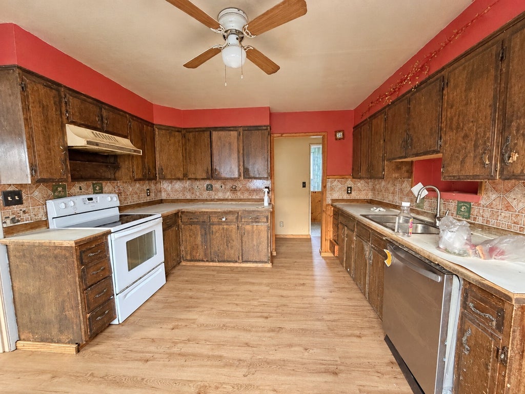Photo of 1015 Maple Street, Hoquiam, WA 98550 (MLS # 2598862)