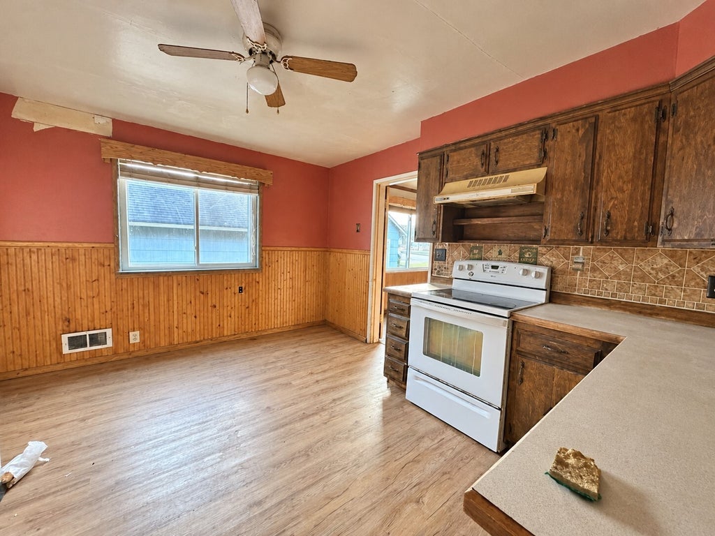 Photo of 1015 Maple Street, Hoquiam, WA 98550 (MLS # 2598862)