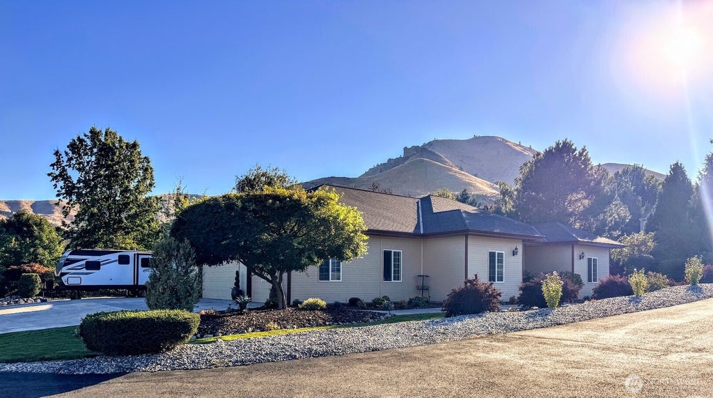 Photo of 108 N Western Avenue, Wenatchee, WA 98801 (MLS # 2579587)