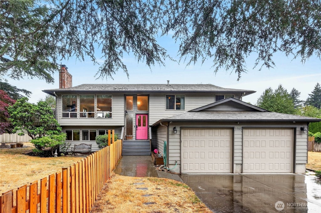 Photo of 2315 SW 118th Court, Burien, WA 98146 (MLS # 2578352)