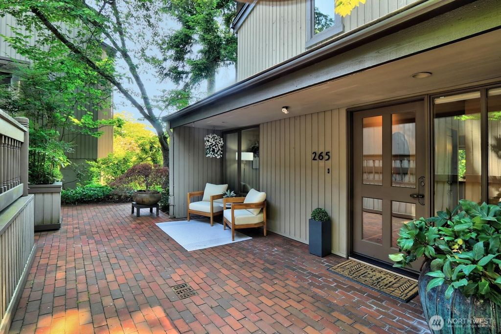 Photo of 265 98th Avenue NE, Bellevue, WA 98004 (MLS # 2394714)