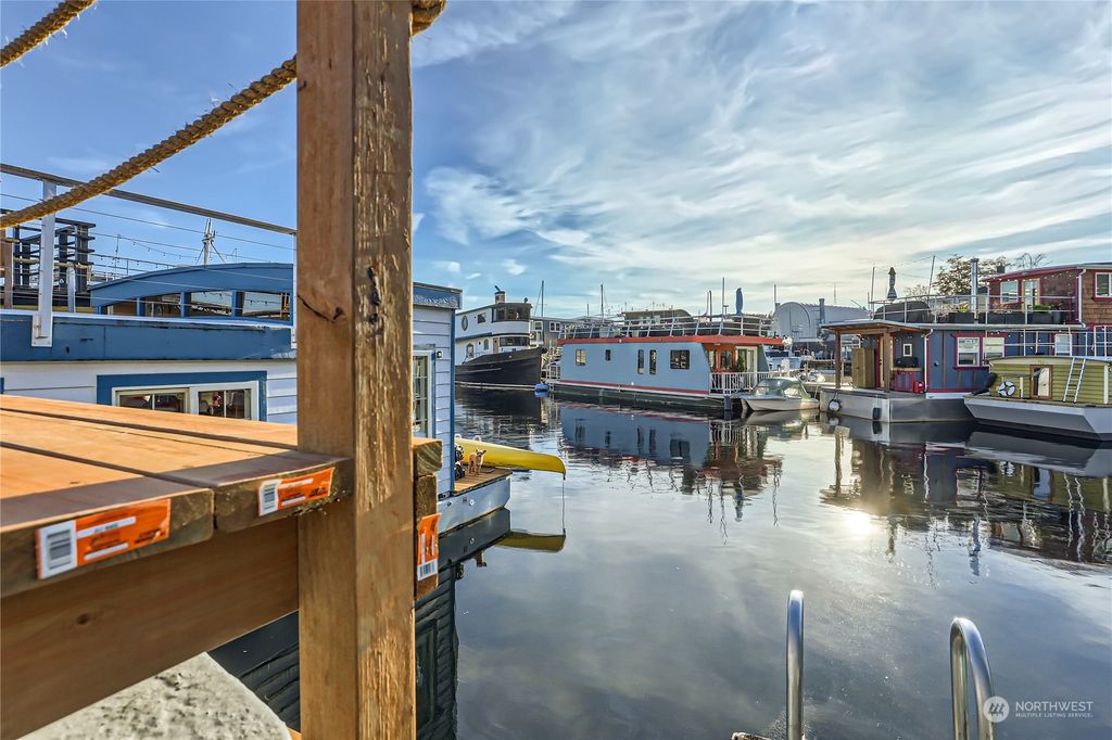 Photo of 2401 N Northlake Way #E8, Seattle, WA 98103 (MLS # 2281337)