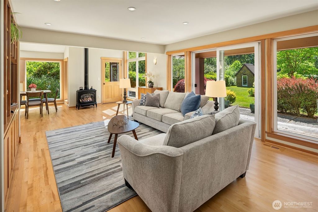 Photo of 423 209th Avenue SE, Sammamish, WA 98074 (MLS # 2384469)