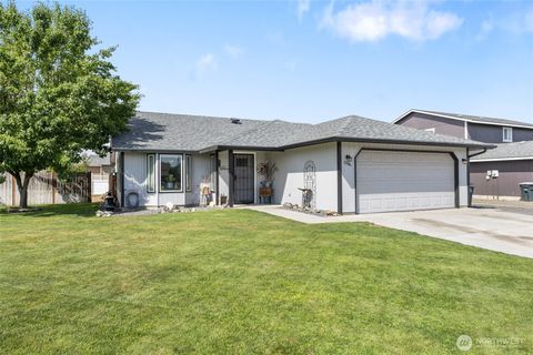 Photo of 1346 E Greens Loop, Moses Lake, WA 98837 (MLS # 2416532)