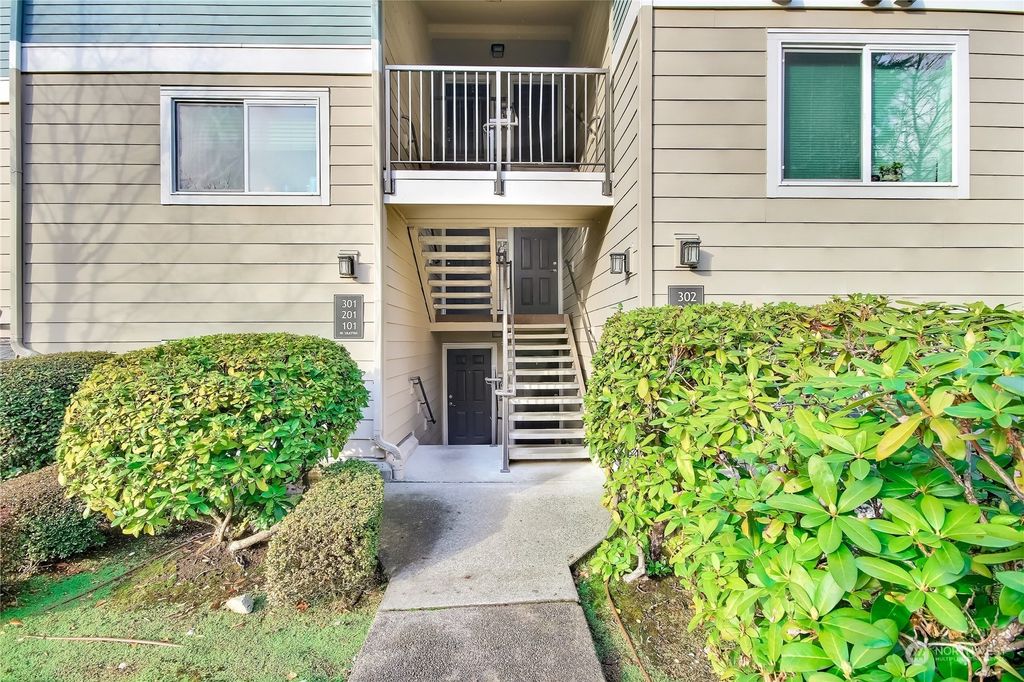 Photo of 4316 W Lake Sammamish Parkway SE #H101, Issaquah, WA 98027 (MLS # 2021386)
