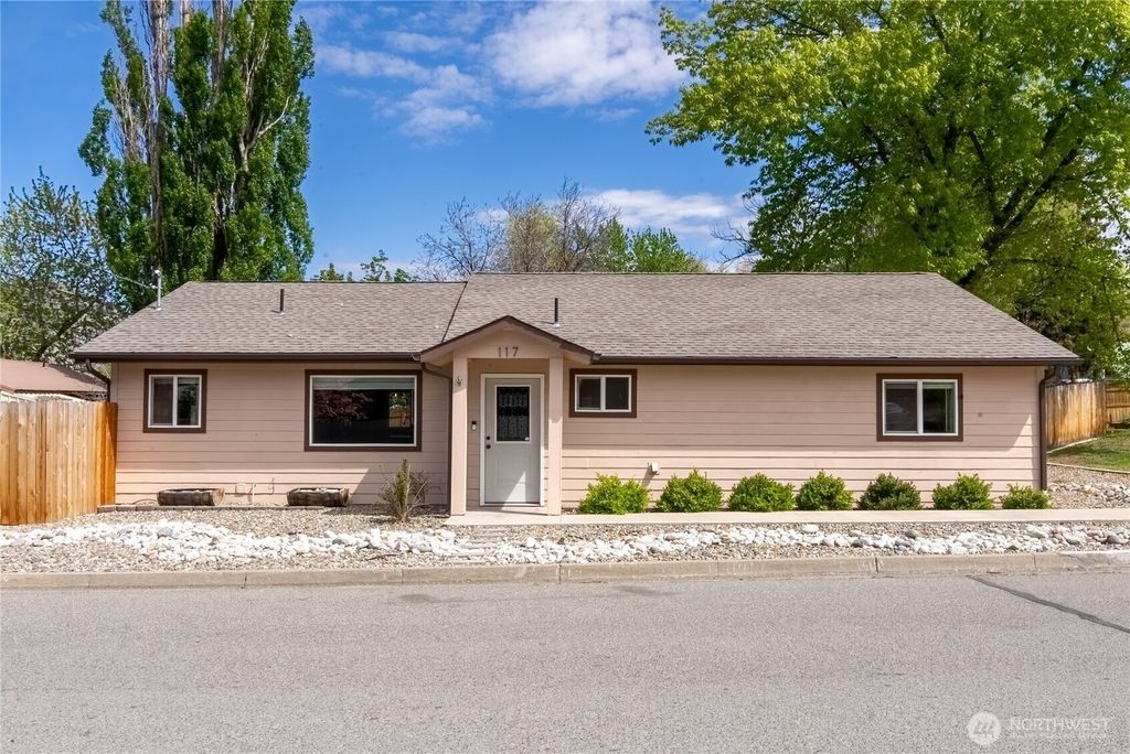 Photo of 117 E 7th Street, Tonasket, WA 98855 (MLS # 2517211)