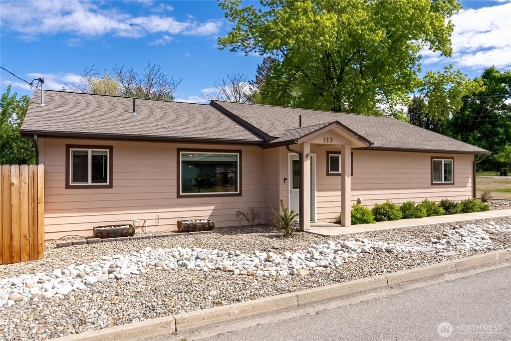 Photo of 117 E 7th Street, Tonasket, WA 98855 (MLS # 2517211)