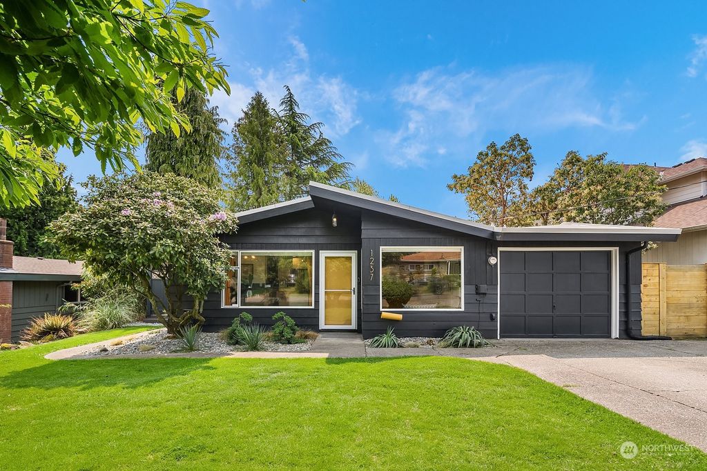 Photo of 1237 SW 118th Street, Burien, WA 98146 (MLS # 2069629)