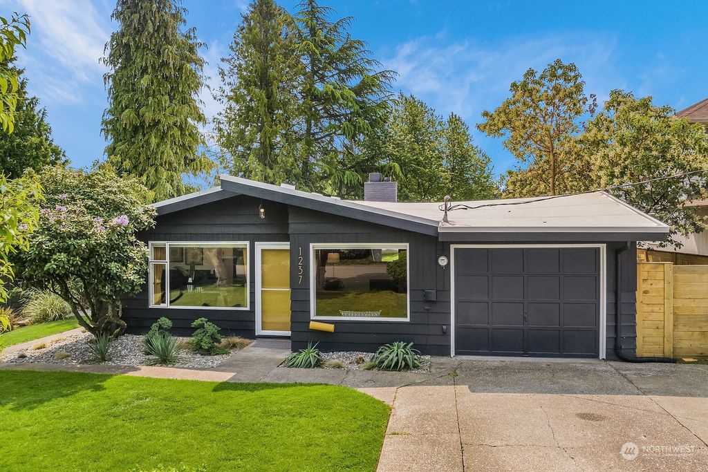 Photo of 1237 SW 118th Street, Burien, WA 98146 (MLS # 2069629)