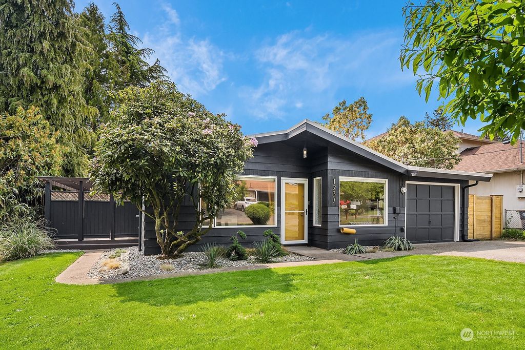 Photo of 1237 SW 118th Street, Burien, WA 98146 (MLS # 2069629)