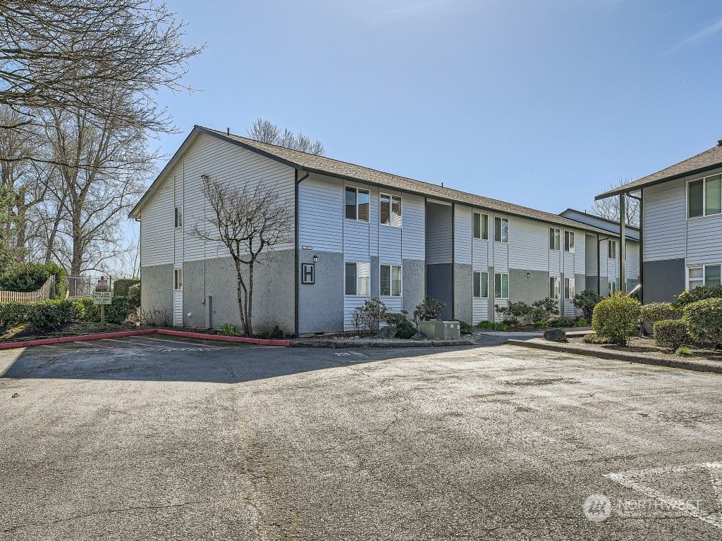 Photo of 1872 Central Place S #H90, Kent, WA 98030 (MLS # 2212670)