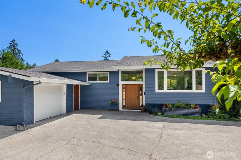 7563 NE Emerald Way