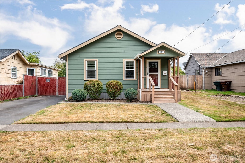 Photo of 1128 9th Avenue, Longview, WA 98632 (MLS # 2582056)
