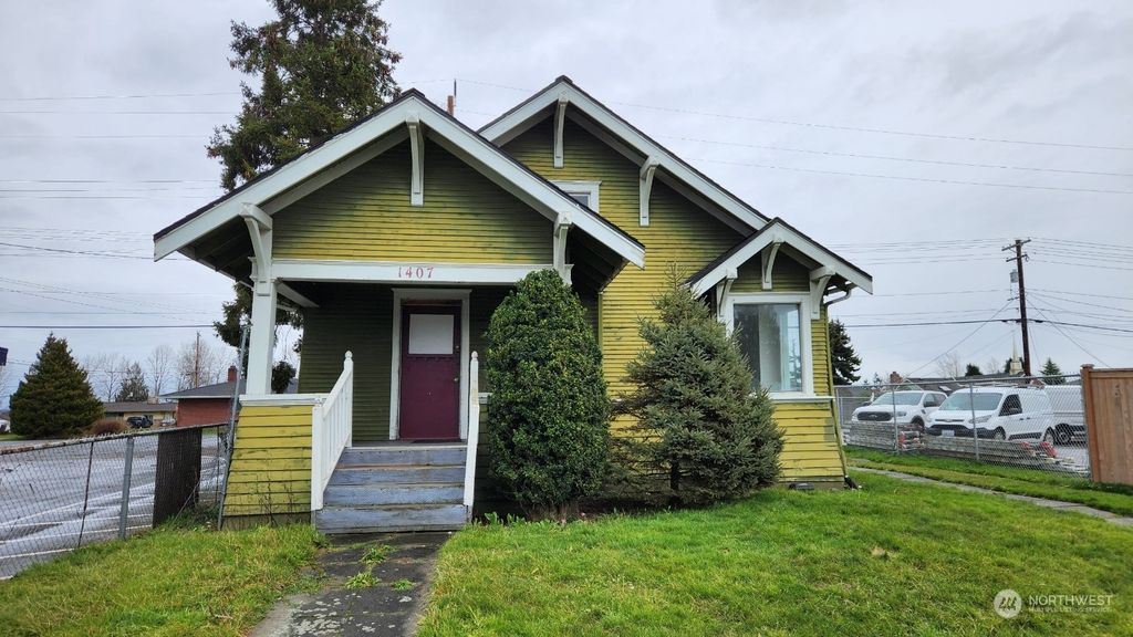 Photo of 1407 Broadway, Everett, WA 98201 (MLS # 2187912)
