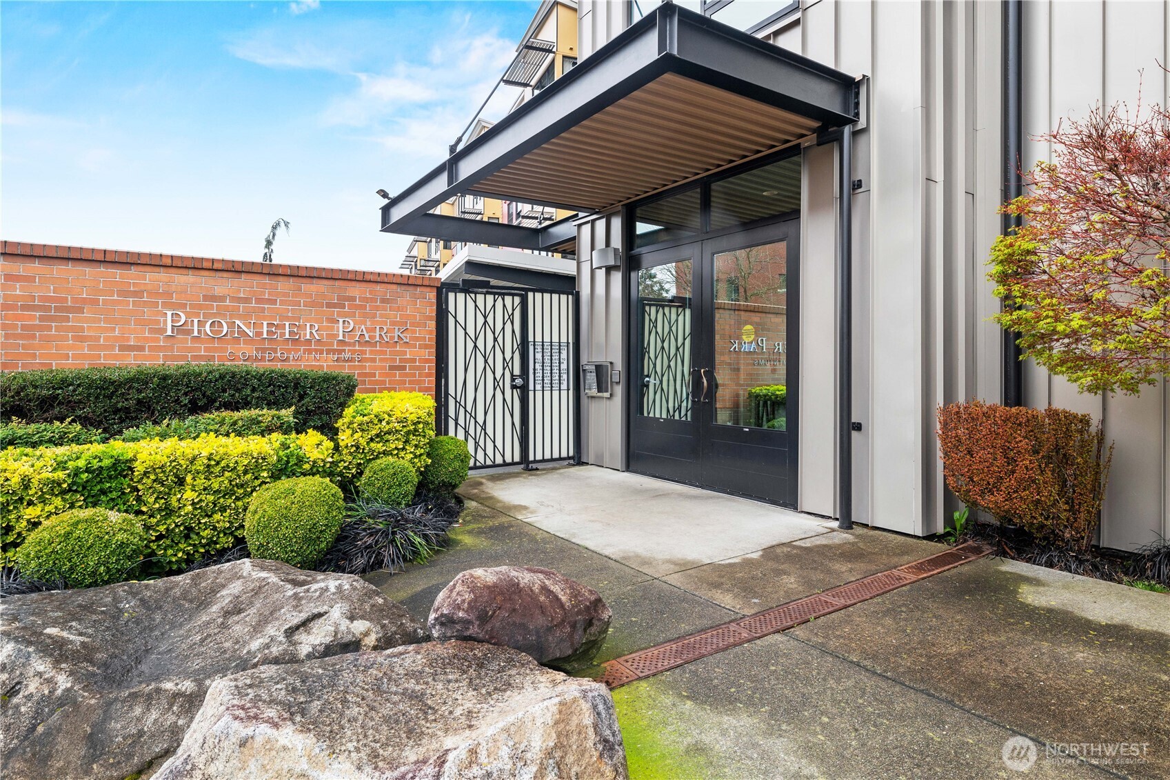 210 W Pioneer Avenue 315