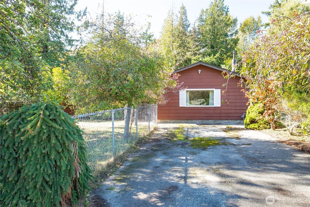 Photo of 3319 Hollywood Avenue, Bellingham, WA 98225 (MLS # 2442469)