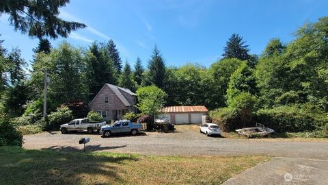 Photo of 927 Clay Avenue, Raymond, WA 98577 (MLS # 2417125)