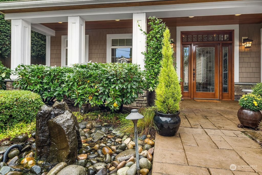 Photo of 541 13th Avenue W, Kirkland, WA 98033 (MLS # 2163759)