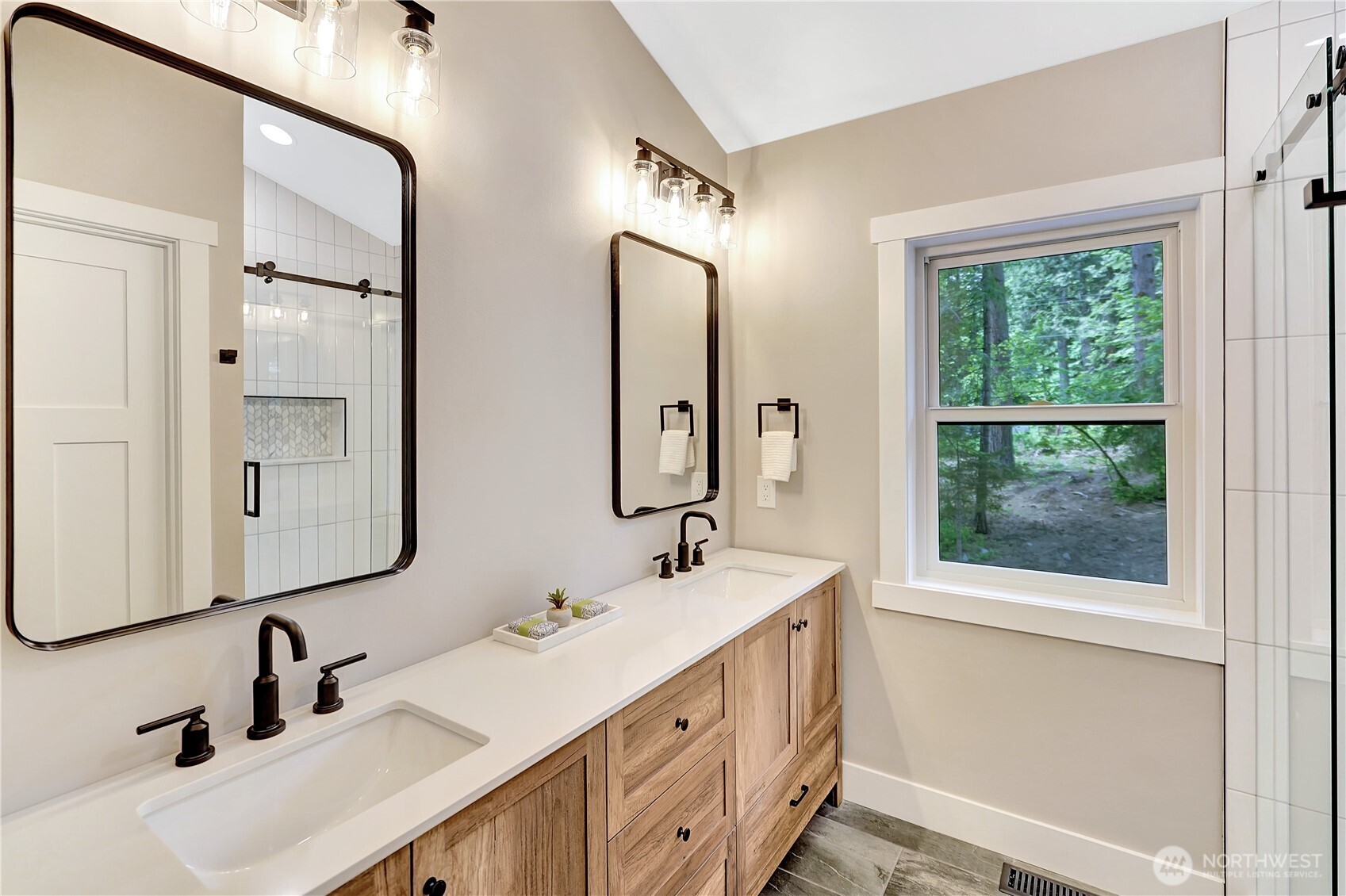 Leavenworth, Washington 98826, United States, 2 Bedrooms Bedrooms, ,2 BathroomsBathrooms,Residential,Pending,136098