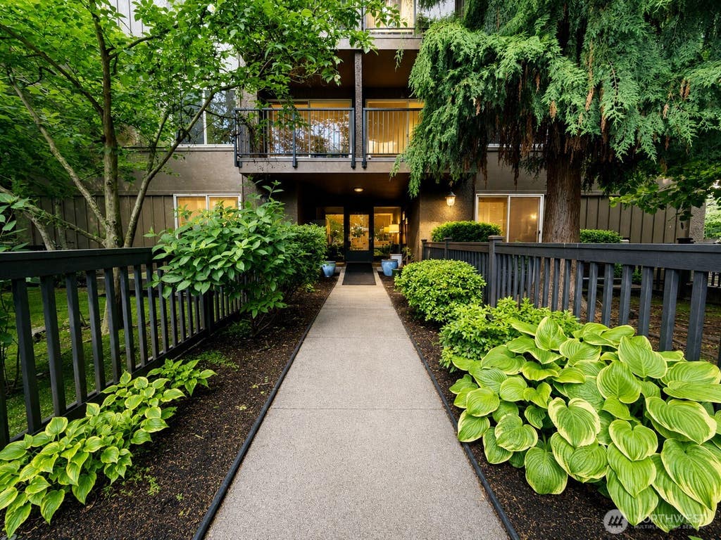 Photo of 731 Broadway E #301, Seattle, WA 98102 (MLS # 2537800)