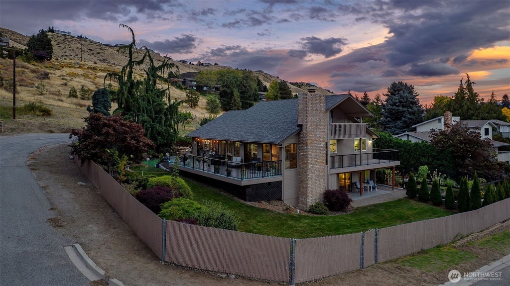 Photo of 2718 Westview Drive, East Wenatchee, WA 98802 (MLS # 2590576)