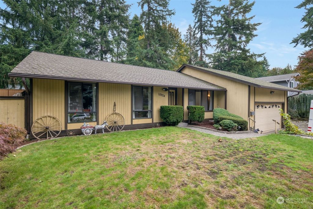 Photo of 10924 166th Place NE, Redmond, WA 98052 (MLS # 2169763)