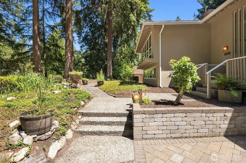 2119 Sahalee Drive W