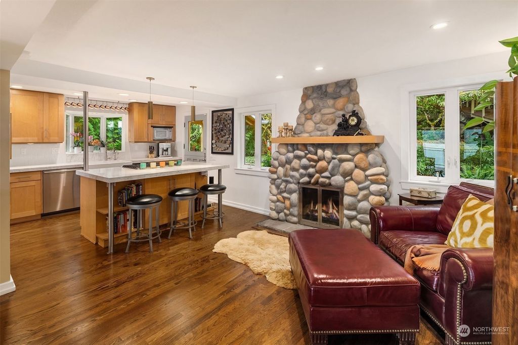 Photo of 18180 SE 41st Place, Issaquah, WA 98027 (MLS # 2040591)