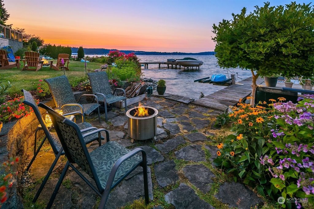 Photo of 18180 SE 41st Place, Issaquah, WA 98027 (MLS # 2040591)