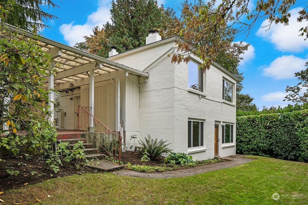 Photo of 316 Queen Anne Drive, Seattle, WA 98109 (MLS # 2299497)