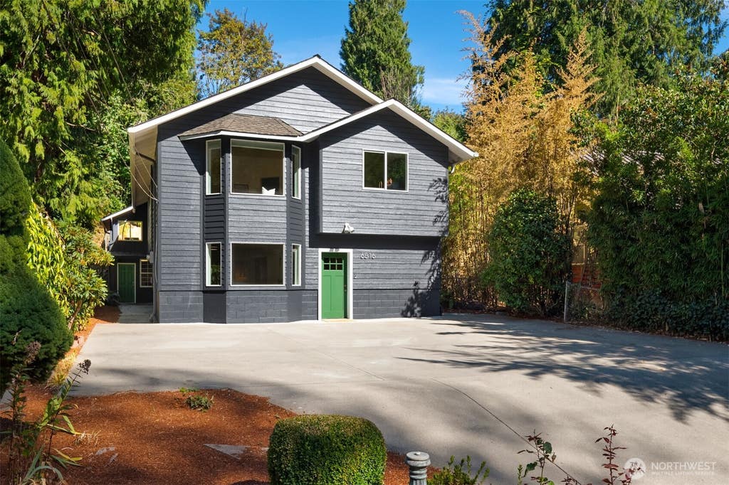 Photo of 6516 24th Avenue SW, Seattle, WA 98106 (MLS # 2574659)