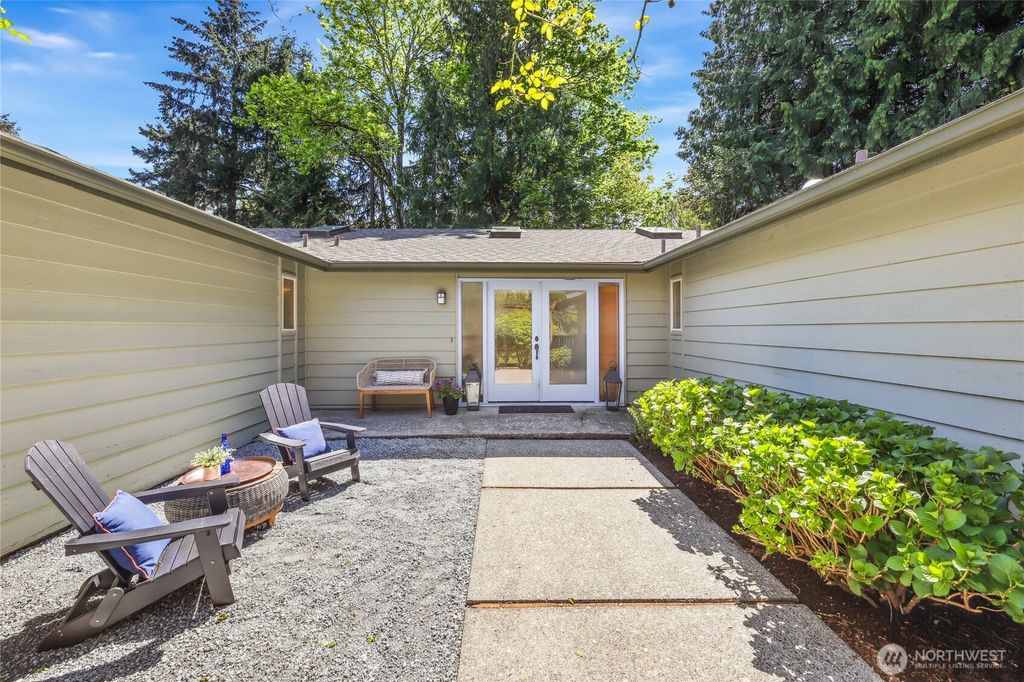 Photo of 9233 SE 59th Street, Mercer Island, WA 98040 (MLS # 2364130)
