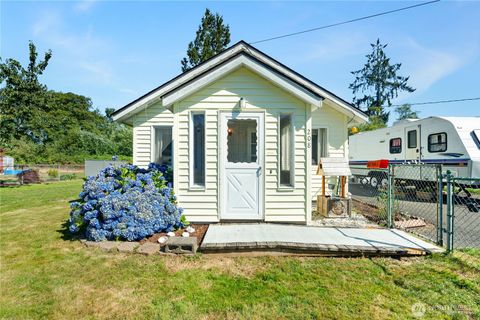 Photo of 208 E Huntley Street, Aberdeen, WA 98520 (MLS # 2421327)