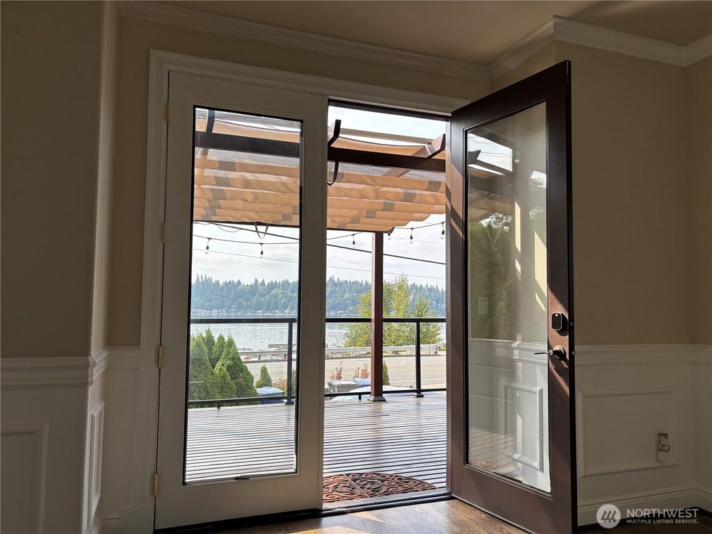 Photo of 1542 E Lake Sammamish Parkway NE, Sammamish, WA 98074 (MLS # 2428468)
