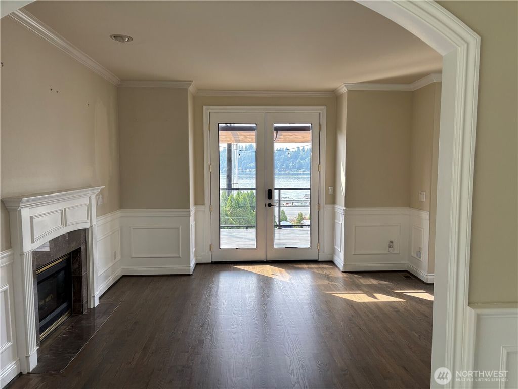 Photo of 1542 E Lake Sammamish Parkway NE, Sammamish, WA 98074 (MLS # 2428468)