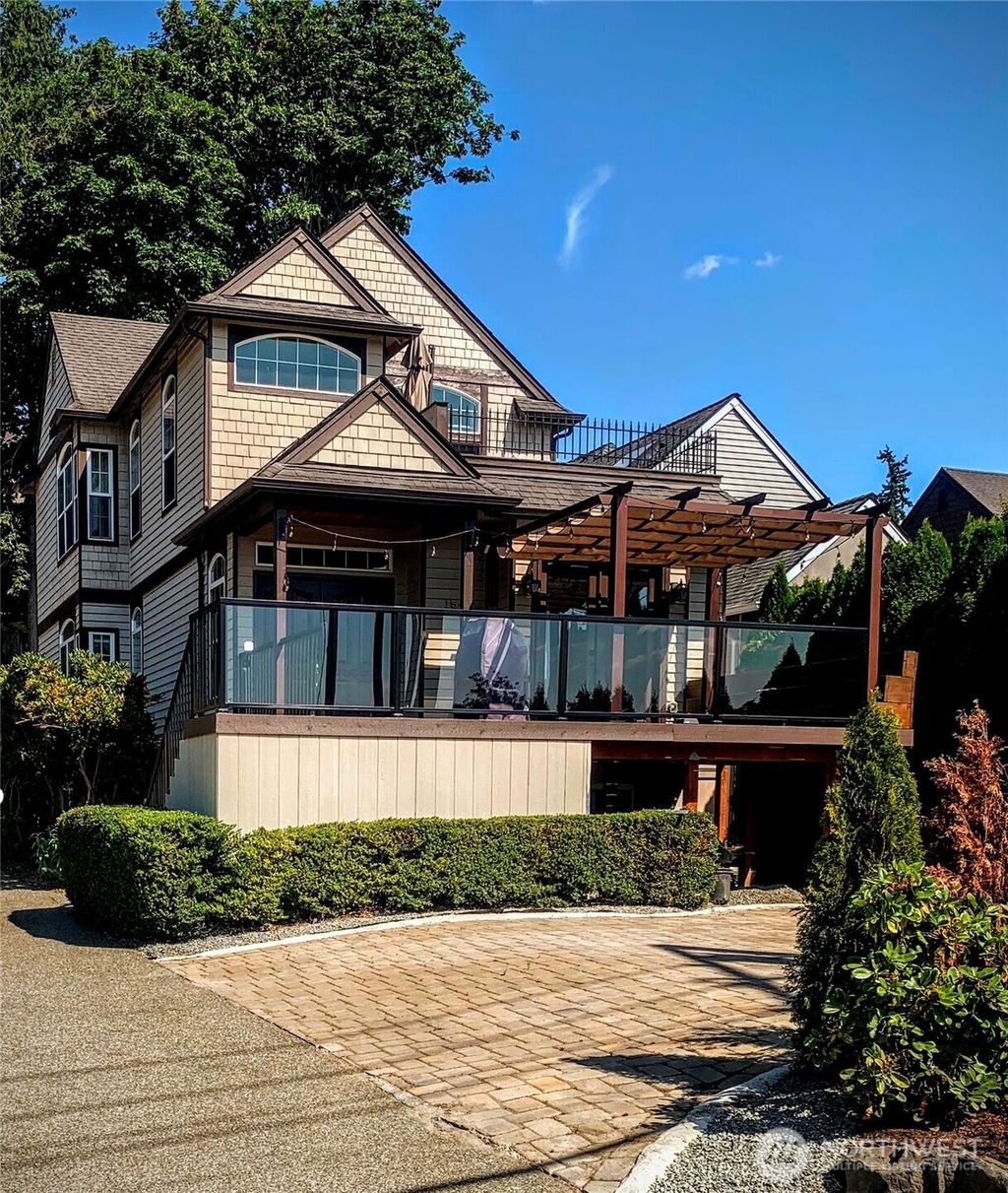 Photo of 1542 E Lake Sammamish Parkway NE, Sammamish, WA 98074 (MLS # 2428468)