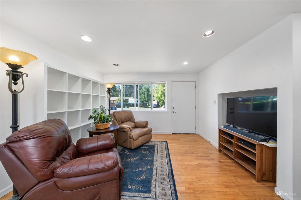 Photo of 117 SW 307th Place, Federal Way, WA 98023 (MLS # 1973199)