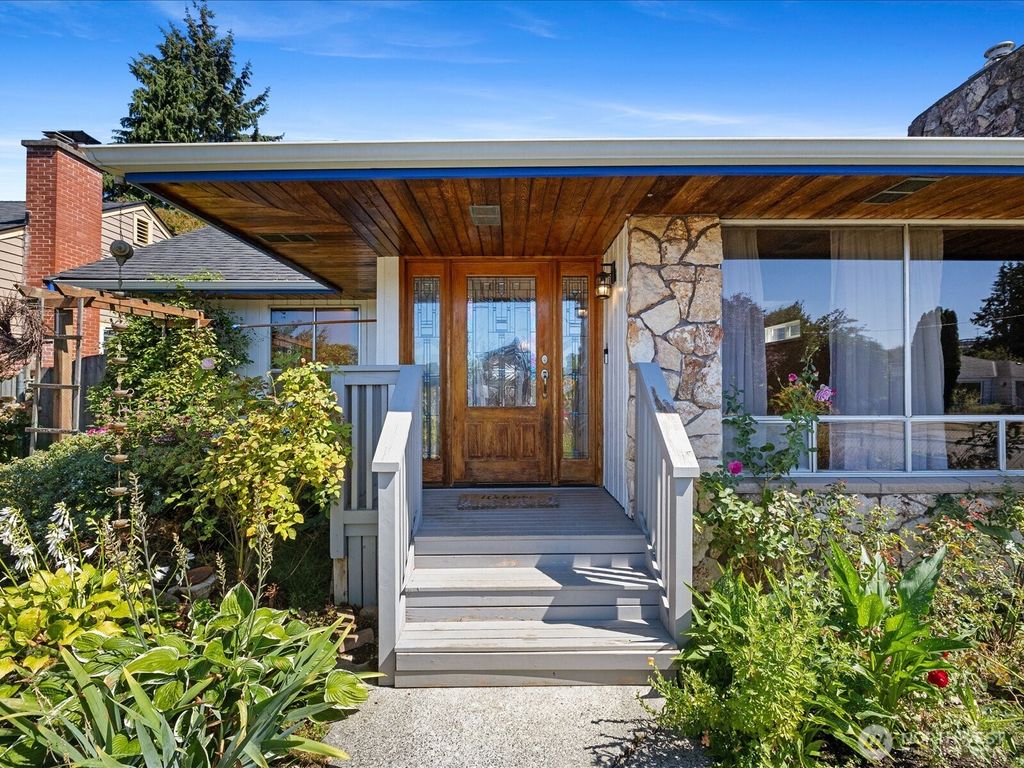 Photo of 1035 Oakes Ave Ave, Everett, WA 98201 (MLS # 2500326)