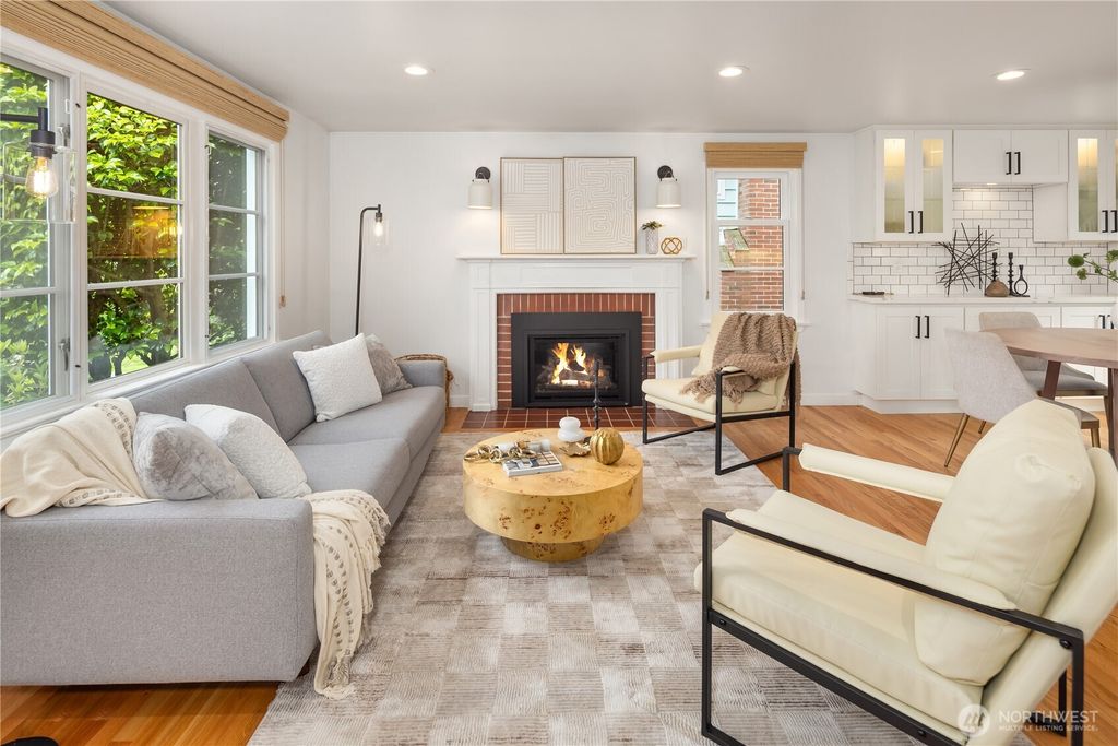 Photo of 3711 NE 42nd St ST, Seattle, WA 98105 (MLS # 2523489)