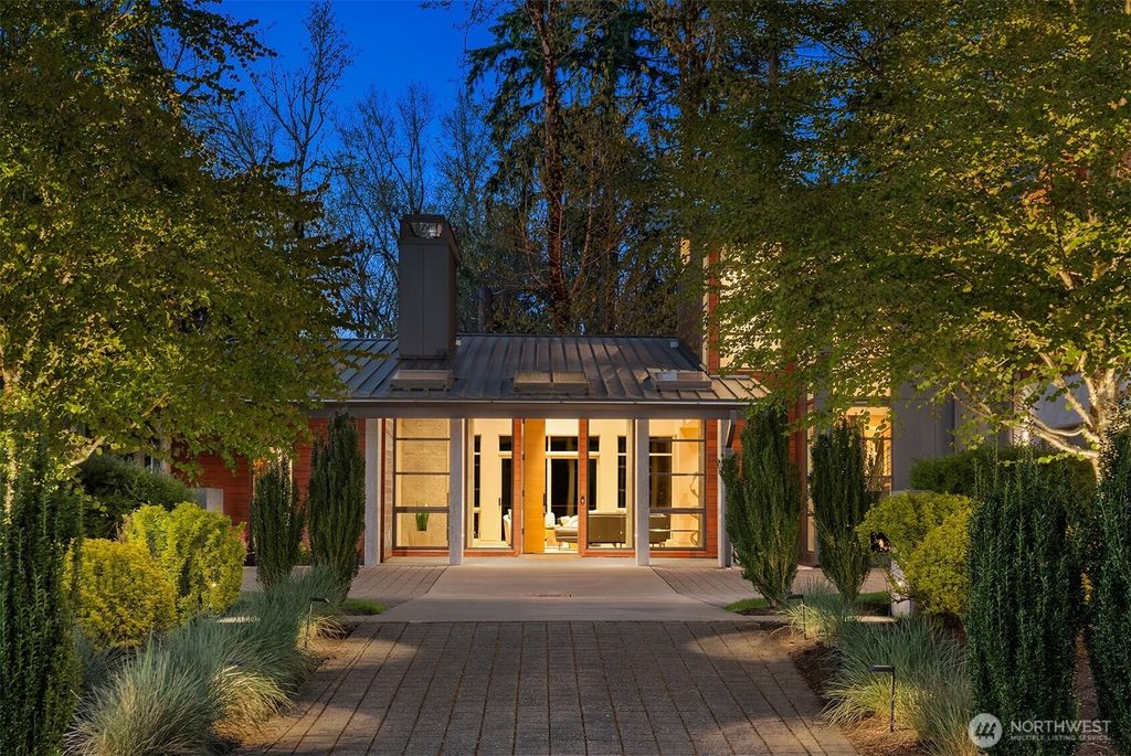 Photo of 27133 SE Grand Ridge Drive, Issaquah, WA 98029 (MLS # 2362779)