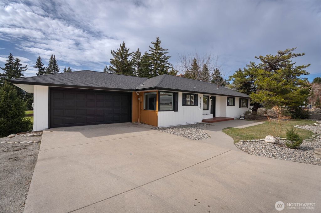 Photo of 1530 Eastmont Avenue, East Wenatchee, WA 98802 (MLS # 2494300)