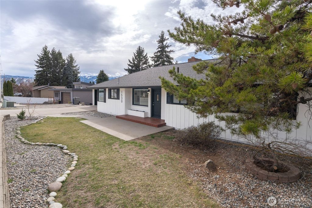 Photo of 1530 Eastmont Avenue, East Wenatchee, WA 98802 (MLS # 2494300)