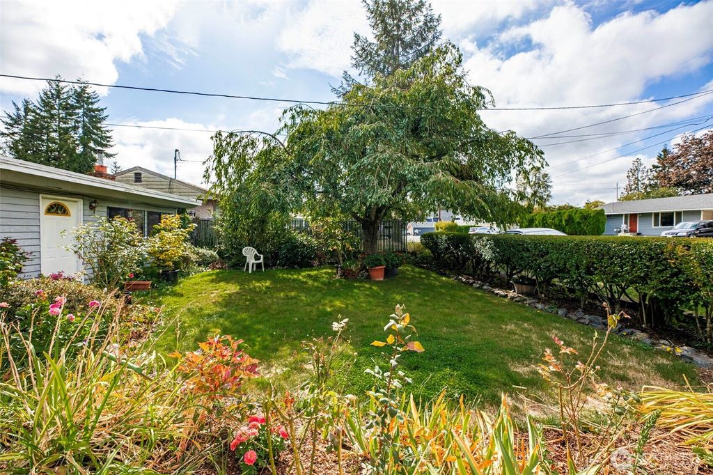 Photo of 11031 6th Avenue W, Everett, WA 98204 (MLS # 2440604)