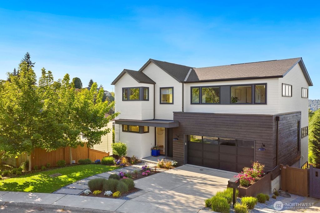 Photo of 728 W Etruria Street, Seattle, WA 98119 (MLS # 2522380)