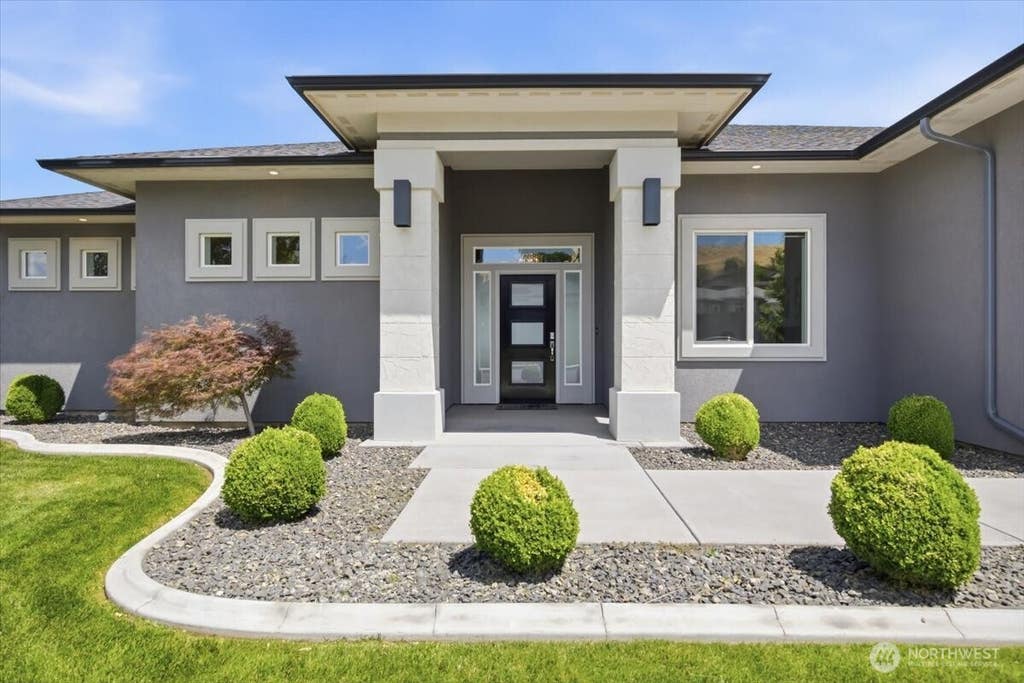 Photo of 5483 S Kent Street, Kennewick, WA 99337 (MLS # 2554371)