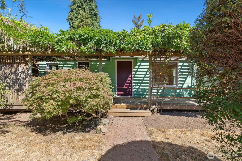 Photo of 346 N 102nd Street, Seattle, WA 98133 (MLS # 2567630)
