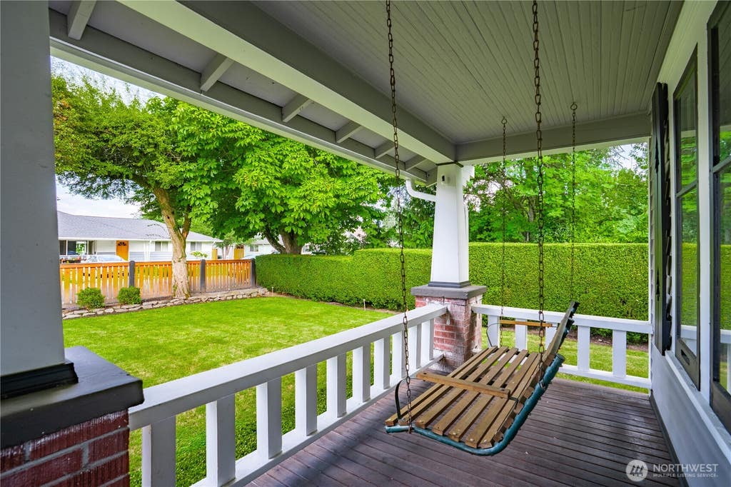 Photo of 527 17th Street SE, Puyallup, WA 98372 (MLS # 2569245)