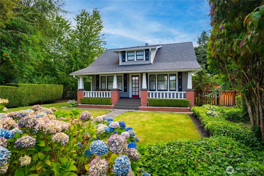 Photo of 527 17th Street SE, Puyallup, WA 98372 (MLS # 2569245)
