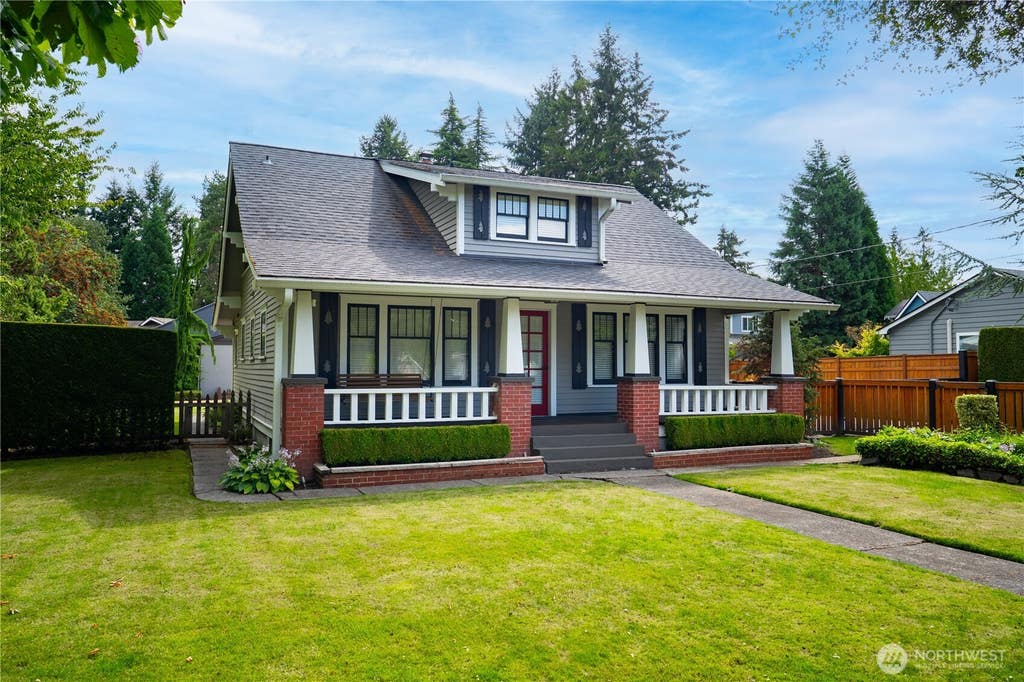 Photo of 527 17th Street SE, Puyallup, WA 98372 (MLS # 2569245)