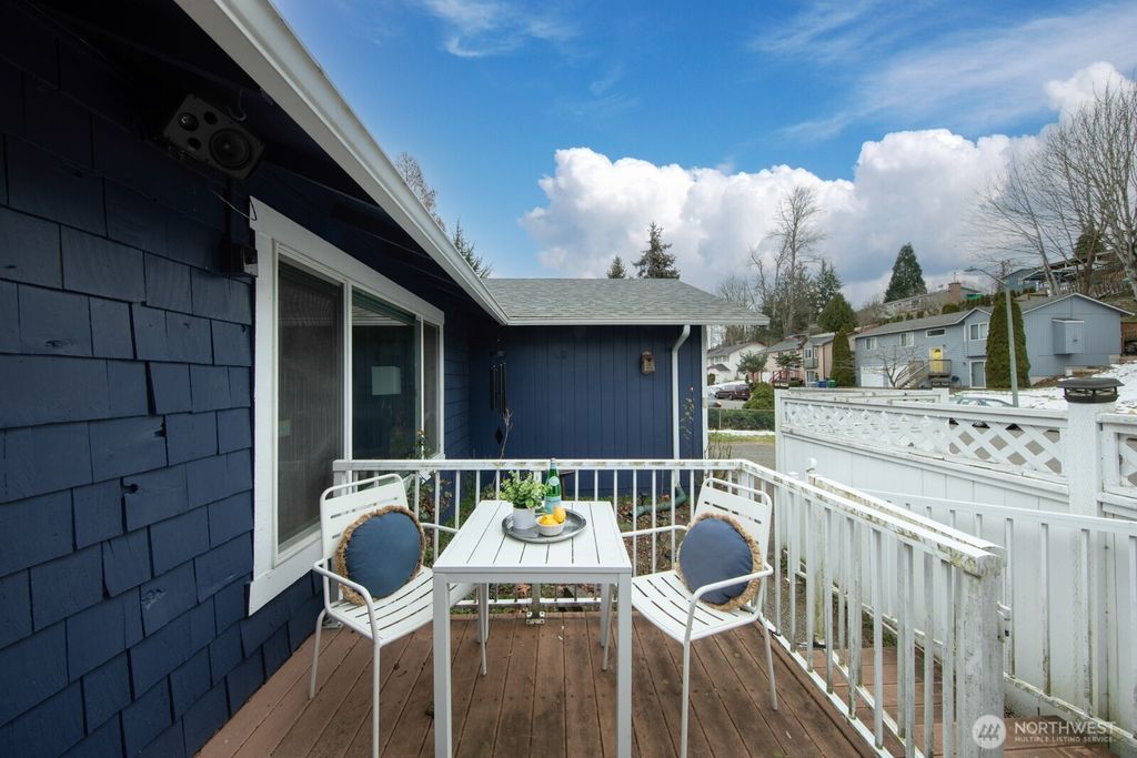 Photo of 1612 Glenwood Avenue SE, Renton, WA 98058 (MLS # 2333620)